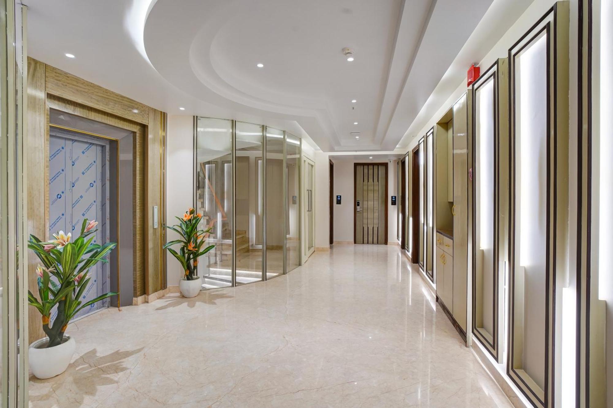 Newly Built Gold The Royal With Rooftop Restaurant - 2Mins Walk From New Delhi Rail Station & 5Mins From Connaught Place Exterior foto