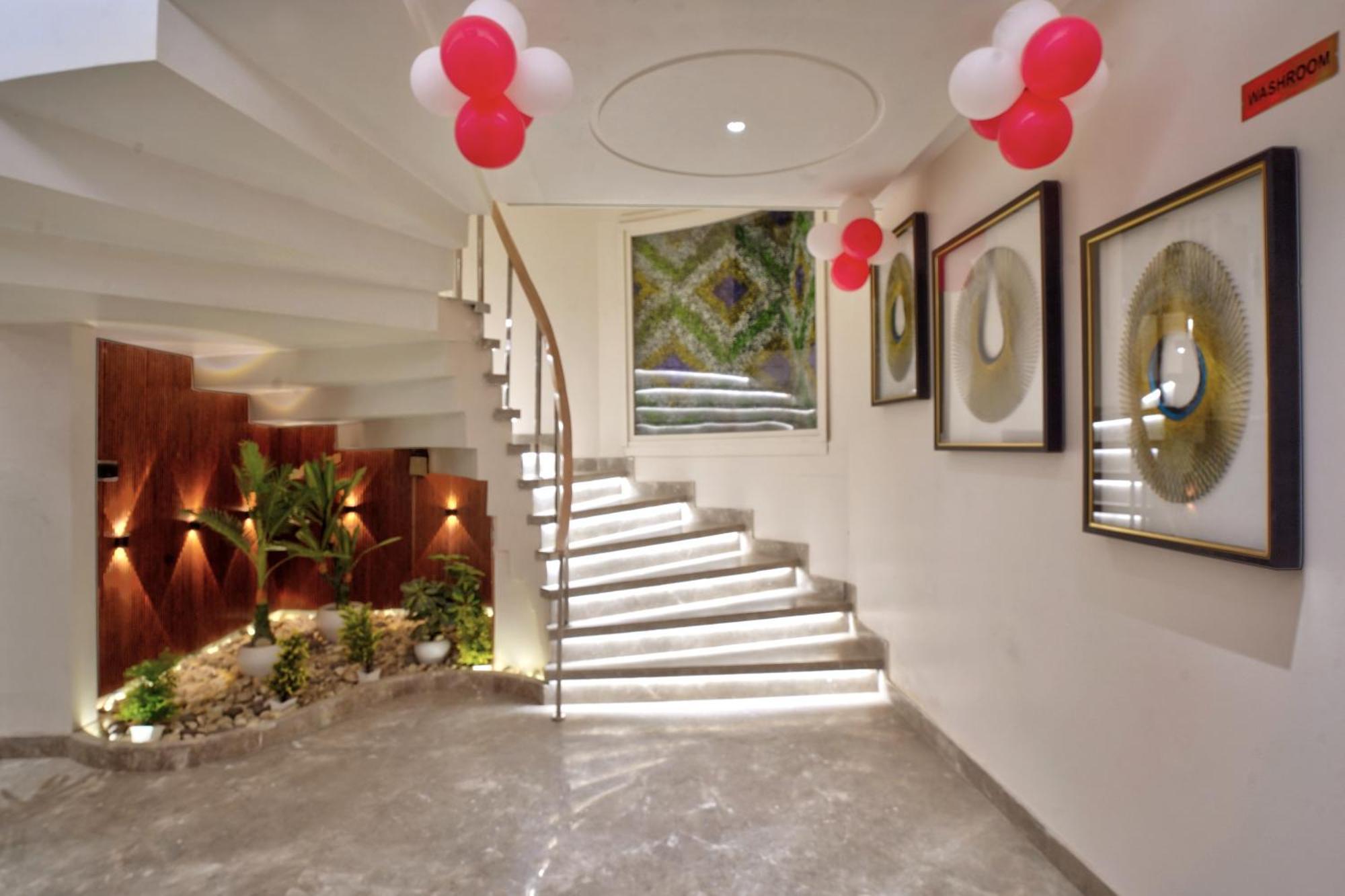 Newly Built Gold The Royal With Rooftop Restaurant - 2Mins Walk From New Delhi Rail Station & 5Mins From Connaught Place Exterior foto