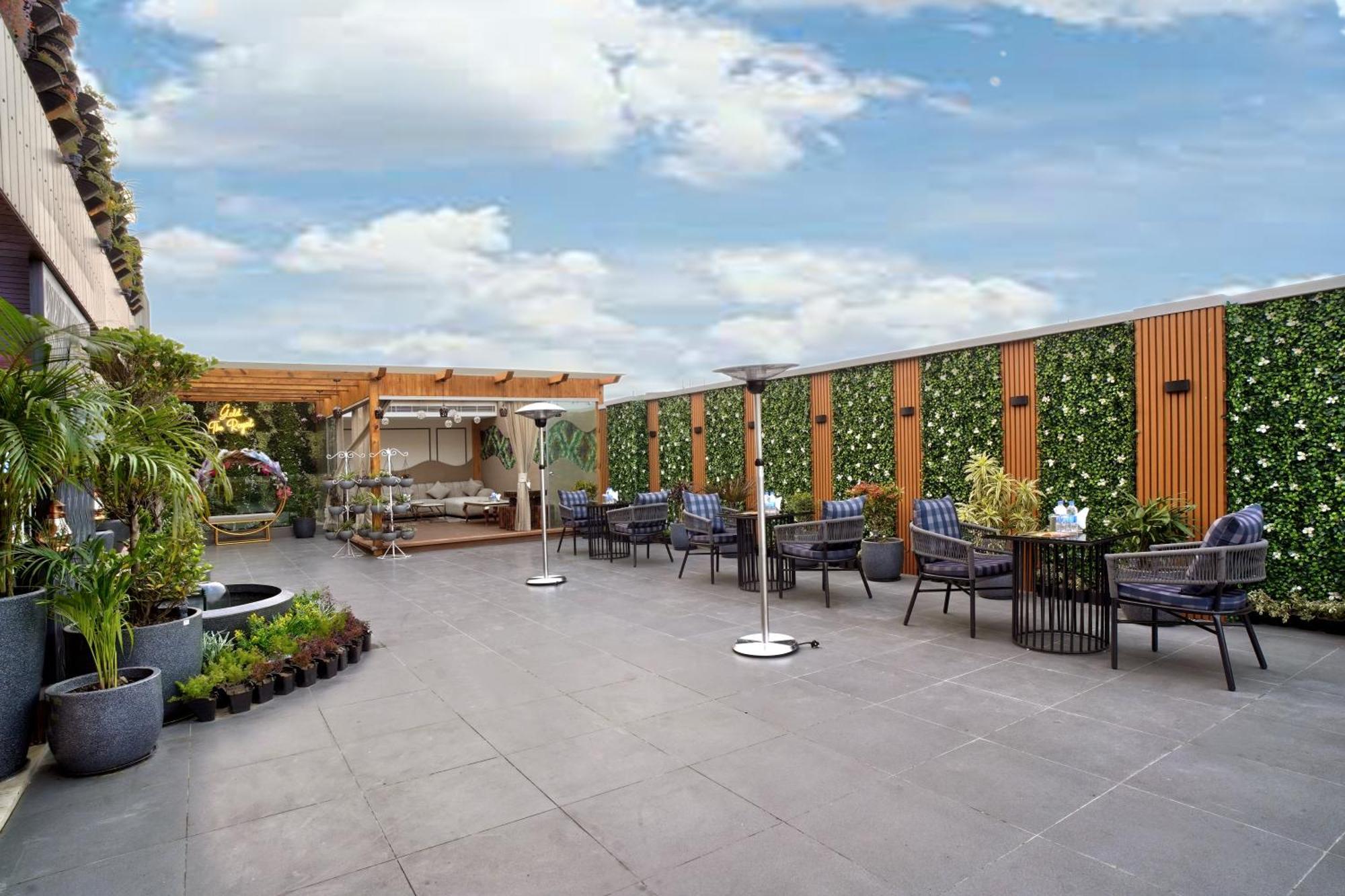 Newly Built Gold The Royal With Rooftop Restaurant - 2Mins Walk From New Delhi Rail Station & 5Mins From Connaught Place Exterior foto