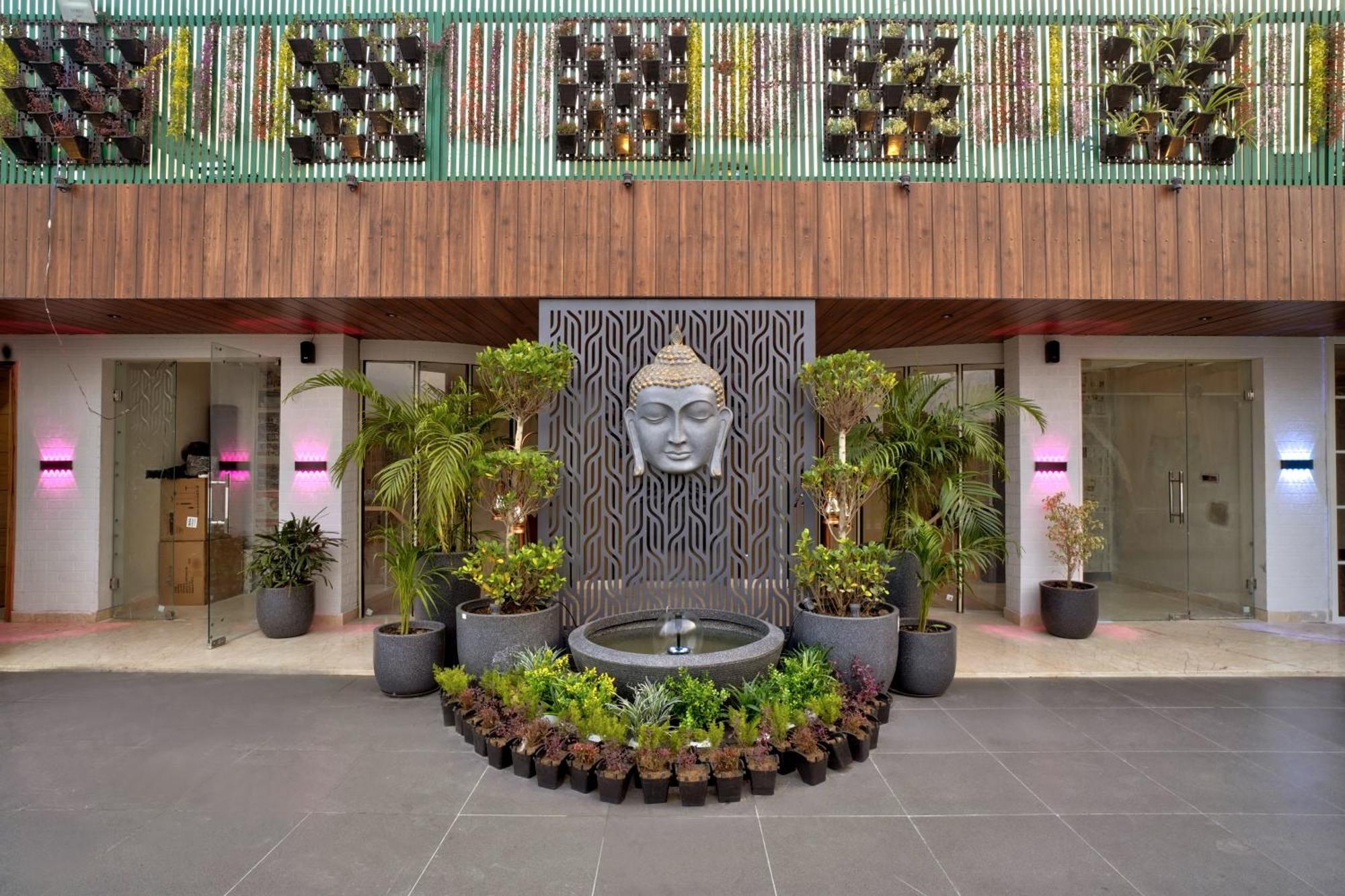 Newly Built Gold The Royal With Rooftop Restaurant - 2Mins Walk From New Delhi Rail Station & 5Mins From Connaught Place Exterior foto